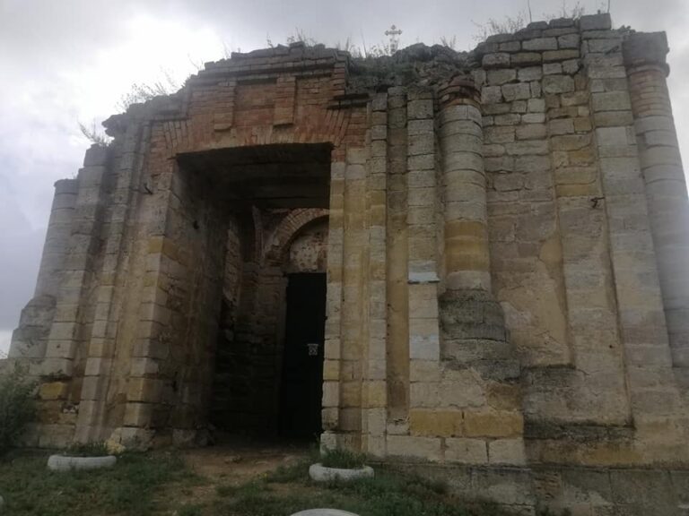 По кирпичику: в Запорожской области восстановят старинную церковь (ФОТО)