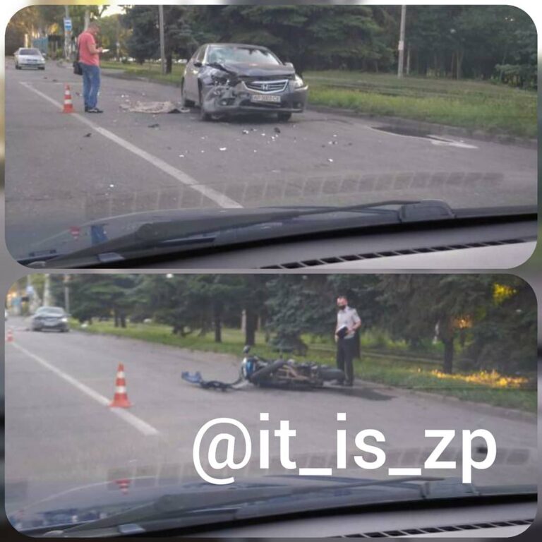 В Запорожье легковушка снесла мотоцикл: есть погибшие (ВИДЕО)