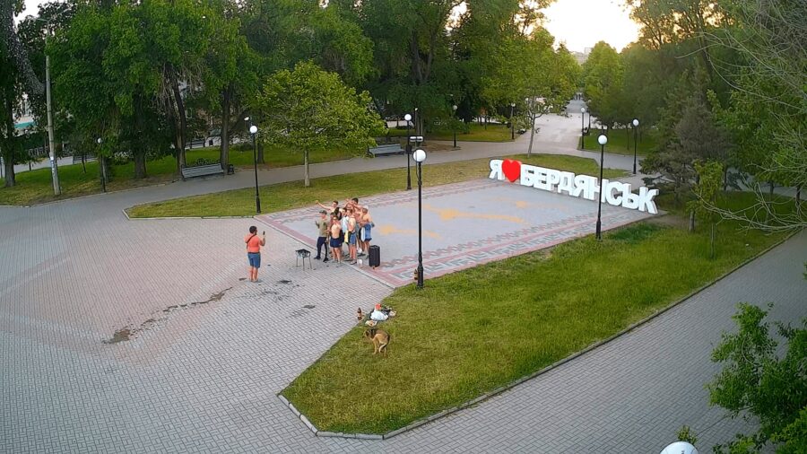 На запорожском курорте веселая компания устроила беспорядок на центральной площади города (ВИДЕО)