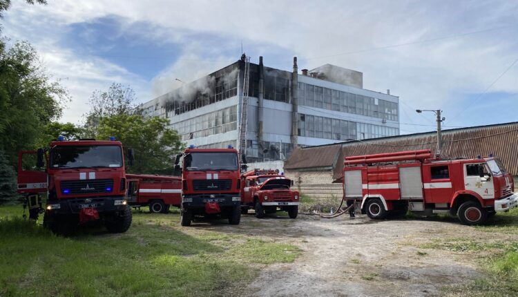 В Запорожье загорелась крупнейшая обувная фабрика Украины (ФОТО, ВИДЕО)