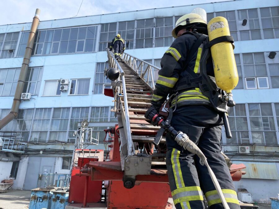 В Запорожье загорелась крупнейшая обувная фабрика Украины (ФОТО, ВИДЕО)