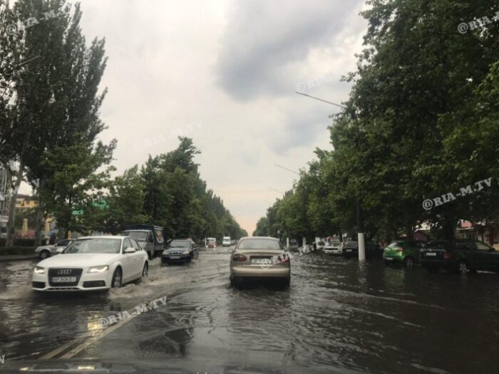 В Запорожской области затопило город: машины застряли в воде (ВИДЕО-ФОТО)