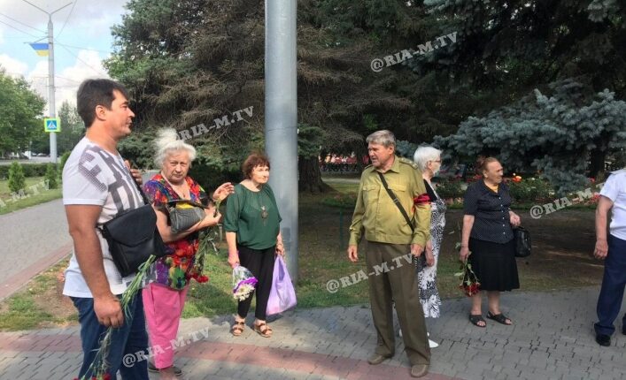 В Запорожской области на улицу вышли люди с советскими флагами (ВИДЕО-ФОТО)