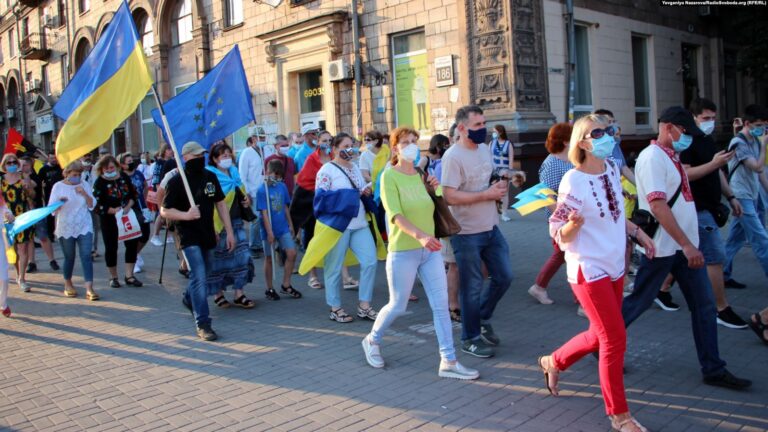 В центре Запорожья прошло массовое шествие (ФОТО)