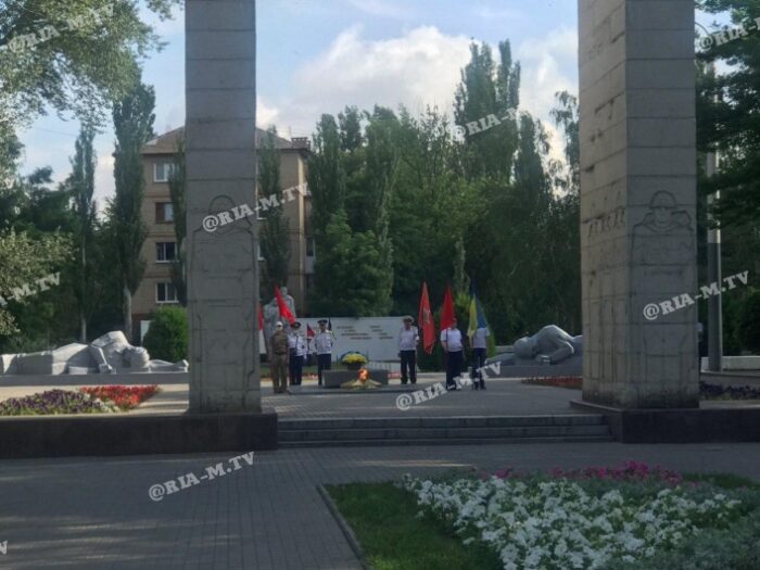 В Запорожской области на улицу вышли люди с советскими флагами (ВИДЕО-ФОТО)