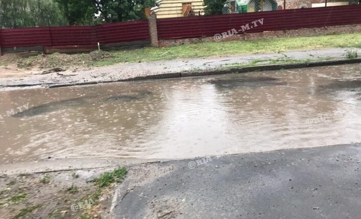 В Запорожской области затопило город: машины застряли в воде (ВИДЕО-ФОТО)