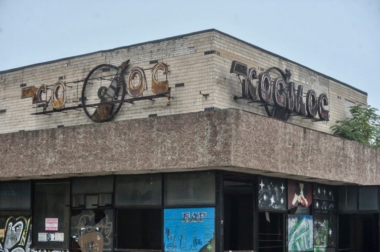 В Запорожье планируют ликвидировать кинотеатр «Космос»: что построят на его месте (ФОТО)