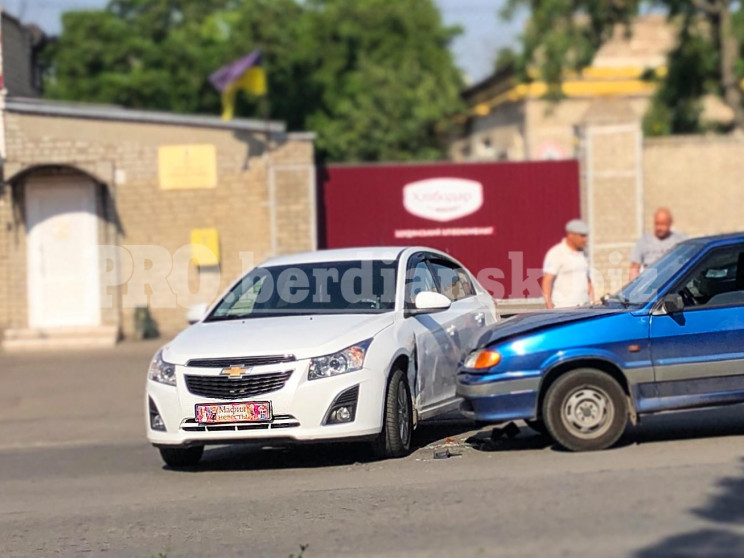 В Запорожской области попал в аварию автомобиль из свадебного кортежа (ФОТО)
