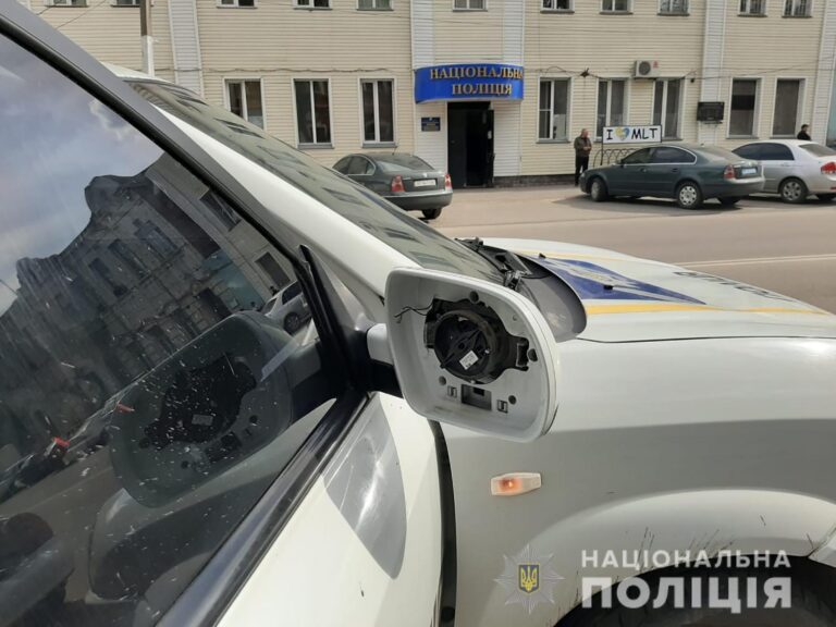 В Запорожской области пьяный дебошир крушил автомобиль полицейских: опубликовано ВИДЕО