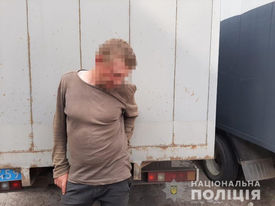 В Запорожской области пьяный дебошир крушил автомобиль полицейских: опубликовано ВИДЕО