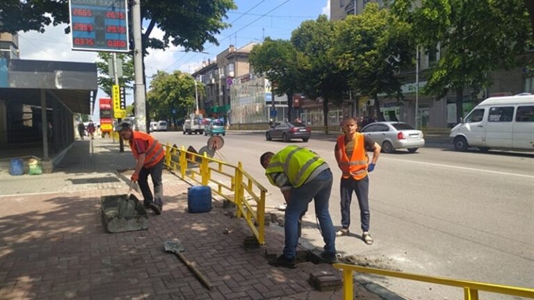 В Запорожье на одной из остановок установили ограждение за 740 тыс. гривен