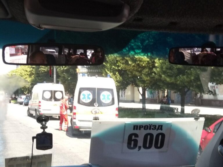 В центре Запорожья маршрутка въехала во внедорожник: на месте работает несколько скорых (ФОТО)
