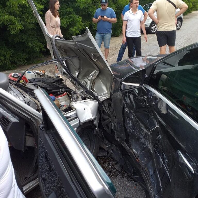В Запорожье возле заправки произошла авария: есть пострадавшие (ФОТО)