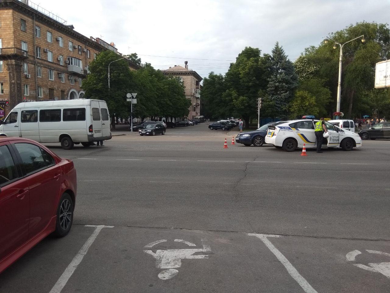 В центре Запорожья произошло ДТП с маршруткой (ФОТО)