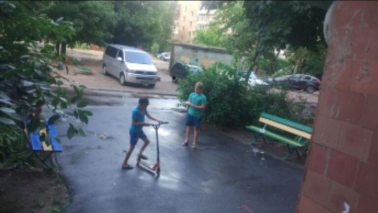 В Запорожской области водитель иномарки проехал по самокату, на котором катался ребёнок (ВИДЕО)