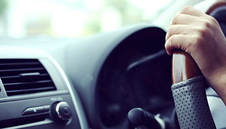 В центре Запорожья у горожанина угнали элитное авто (ФОТО)