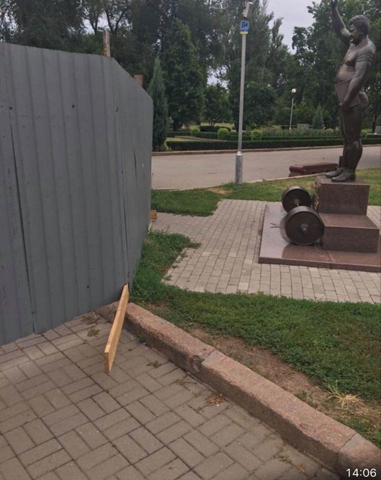 В центре Запорожья из-за "неудобного" забора, люди вынуждены ходить по памятнику (ФОТО)