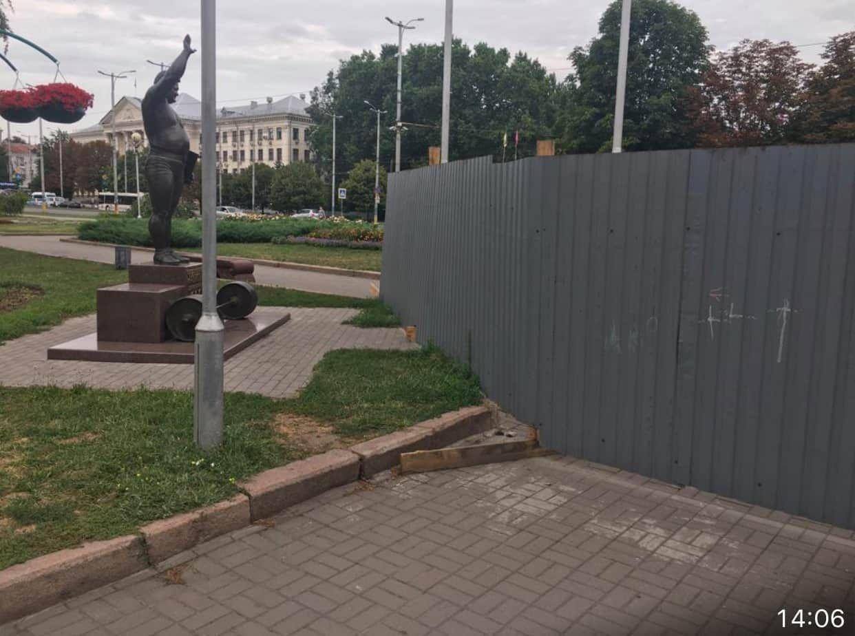 В центре Запорожья из-за "неудобного" забора, люди вынуждены ходить по памятнику (ФОТО)