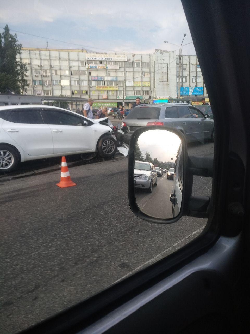 Цепная реакция: в Запорожье произошло ДТП с участием 4-х автомобилей (ФОТО)