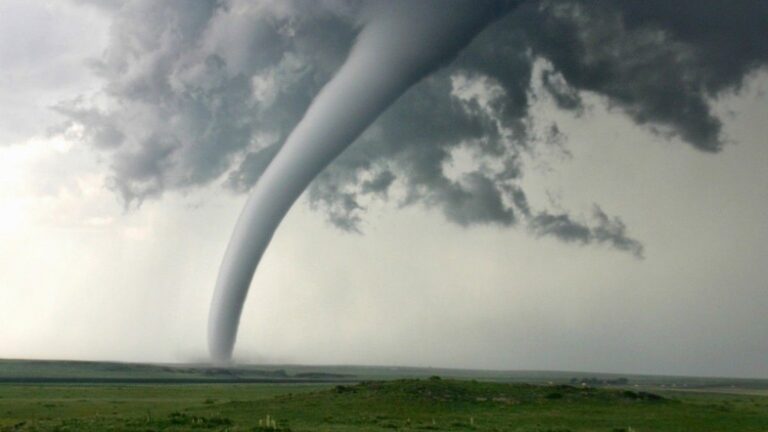 Сила стихии: на запорожском курорте засняли большой смерч (ВИДЕО)