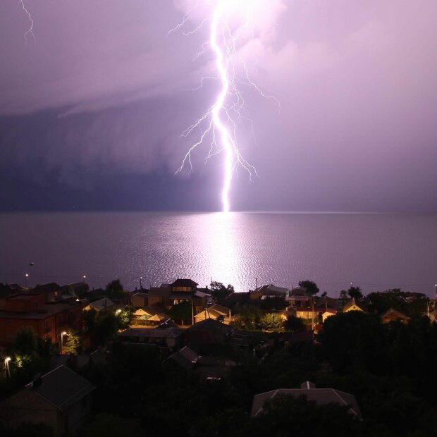 Сила стихии: над Азовским морем запечатлели огромные молнии (ФОТО)