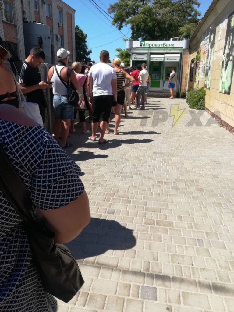 На популярном курорте Азова отдыхающие не могут снять деньги с банкоматов (ФОТО)