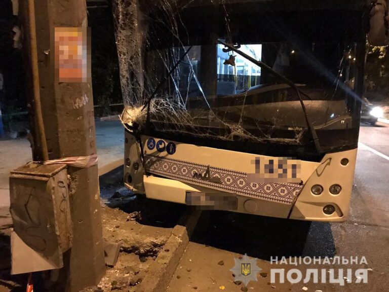 В центре Запорожья автобус с пассажирами въехал в столб: есть пострадавшие (ФОТО)