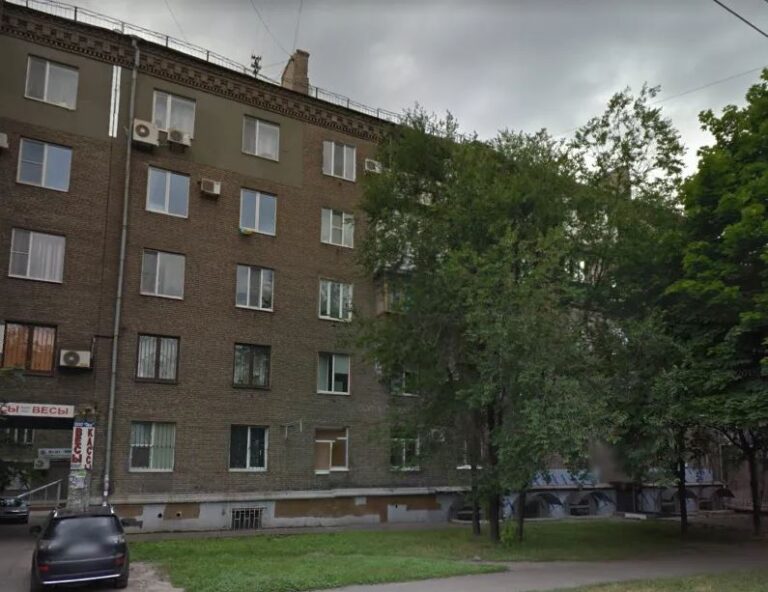 В центре Запорожья на глазах местных жителей разрушается многоэтажка (ВИДЕО)