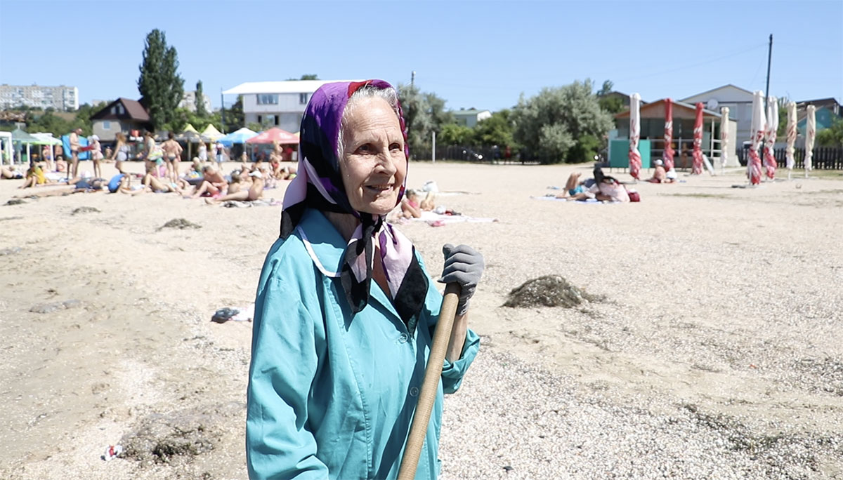 75-летняя бабушка пытается спасти Азовский курорт от нашествия медуз (ФОТО)
