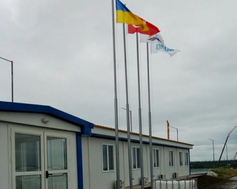 В Запорожье над мостами-долгостроями подняли флаги (ФОТОФАКТ)