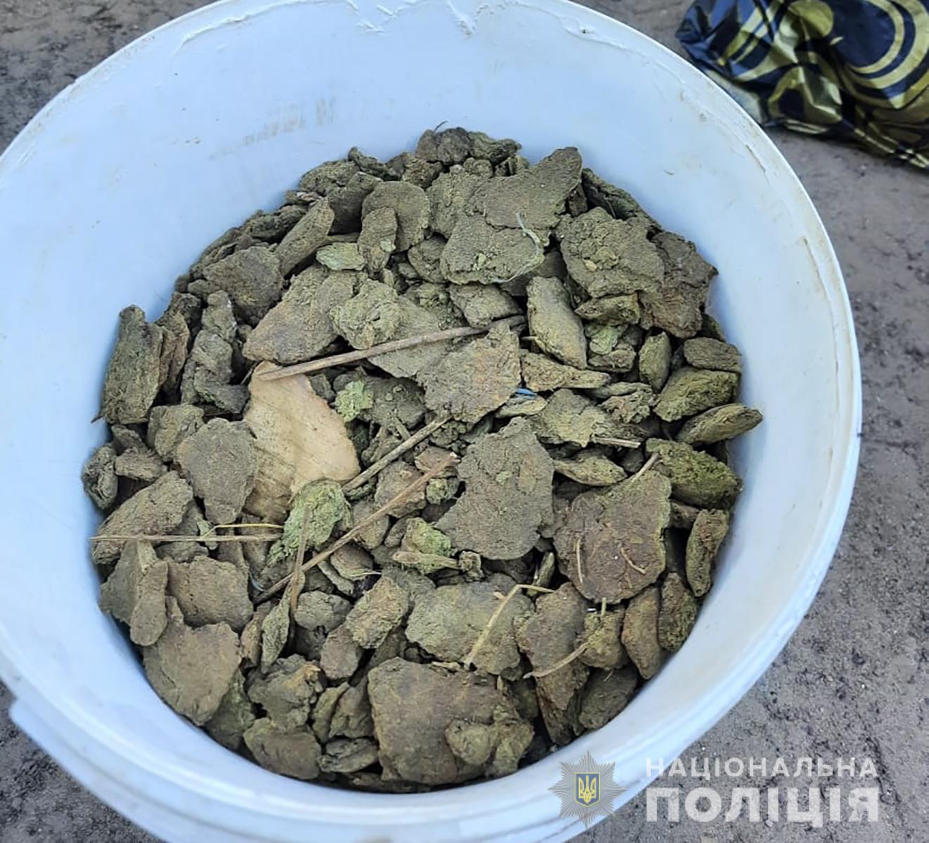 В Запорожской области 72-х летний дедушка хранил килограммы конопли в бидонах (ФОТО)