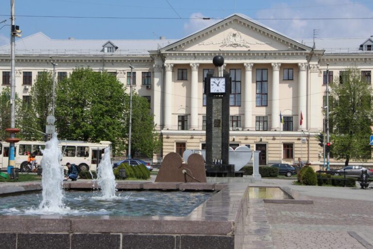В Запорожье мужчина рисковал жизнью в популярном фонтане (ВИДЕО)