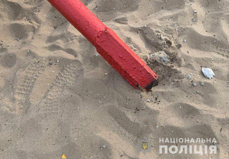 Очередная жертва халатности: в Запорожье на ребенка упал металлический "грибок" на пляже (ФОТО)