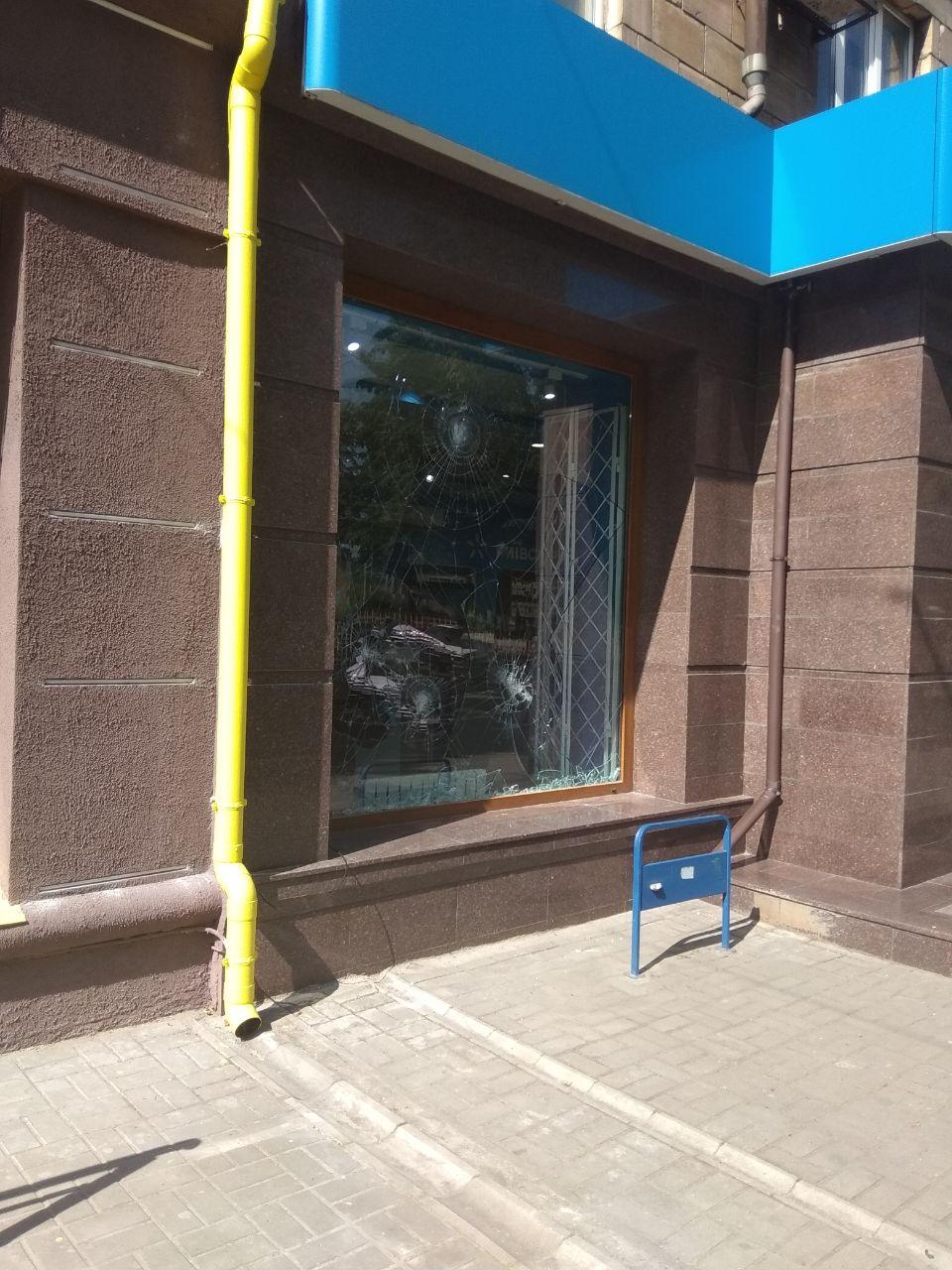 В центре Запорожья разбили стёкла известного магазина на проспекте Соборном (ФОТО)