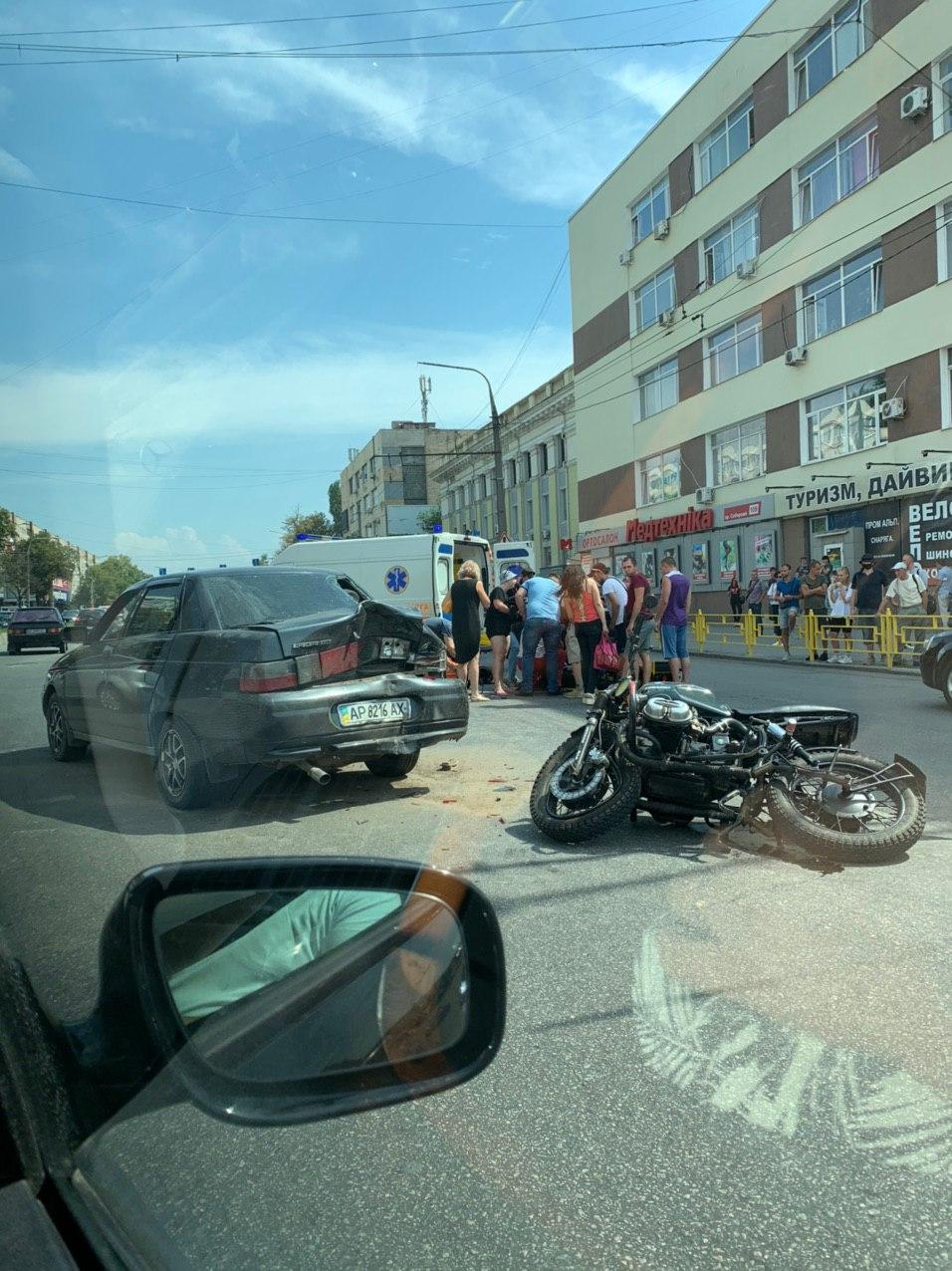 В Запорожье произошло очередное ДТП с мотоциклистом (ФОТО)