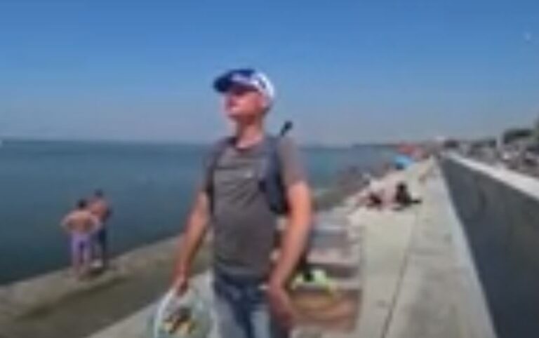 На побережье Азовского моря пляжные торговцы необычно заманивают покупателей (ВИДЕО)