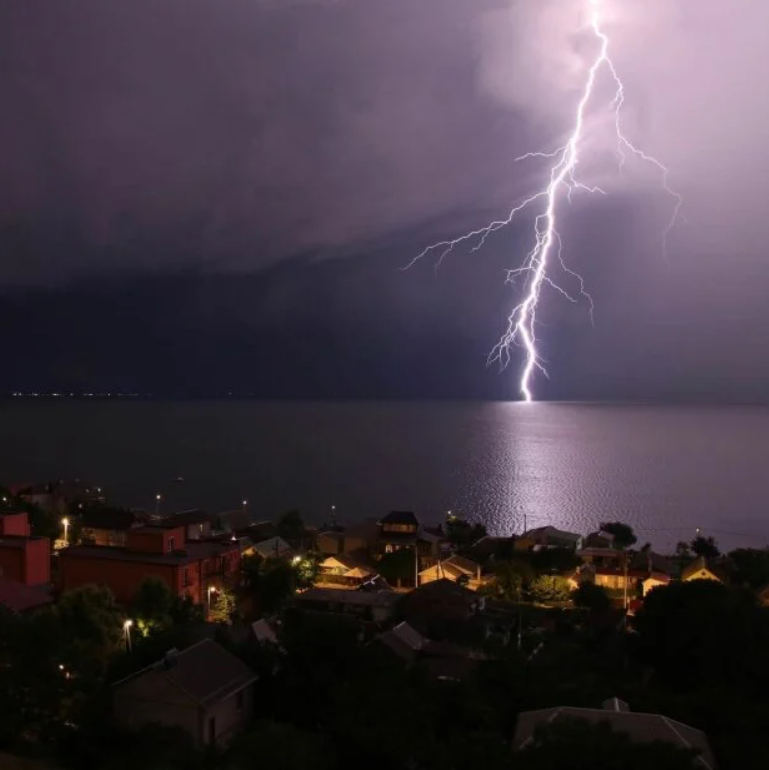 Сила стихии: над Азовским морем запечатлели огромные молнии (ФОТО)