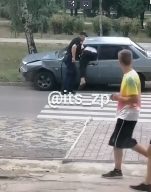 В Запорожье пьяный водитель пытался сбежать через окно автомобиля от полиции и застрял (ВИДЕО)