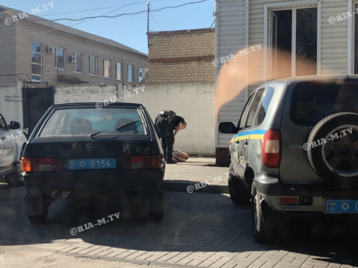 Курьез: в Запорожской области мужчина уснул под отделением полиции (ФОТО)