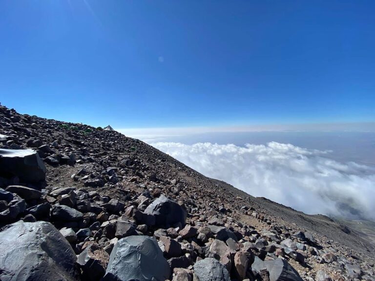 На вершине горы Арарат развернули флаг Запорожья (ФОТОФАКТ)