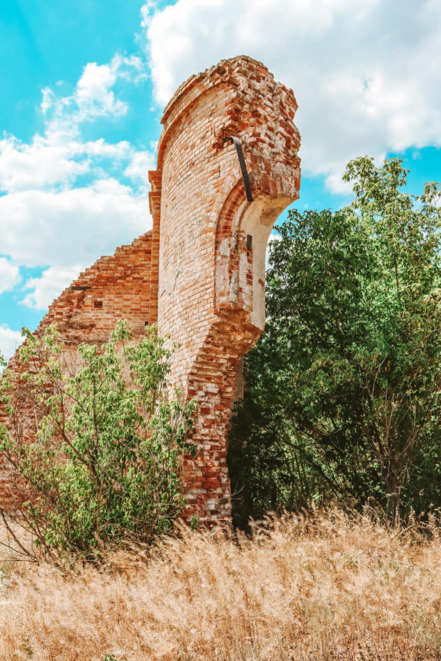 Под Запорожьем обнаружили руины старинной церкви (ФОТО)