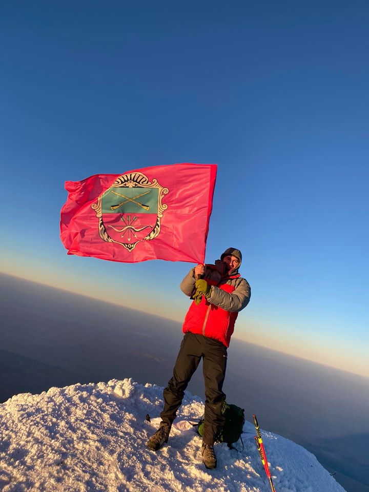 На вершине горы Арарат развернули флаг Запорожья (ФОТОФАКТ)
