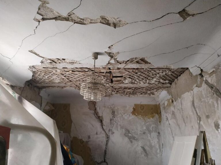 В центре Запорожья над головами горожан рушится старинный дом (ФОТО)