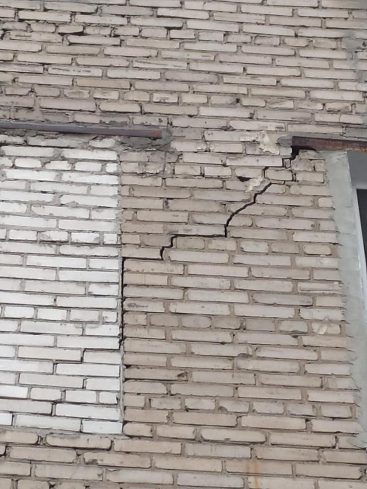 В центре Запорожья над головами горожан рушится старинный дом (ФОТО)