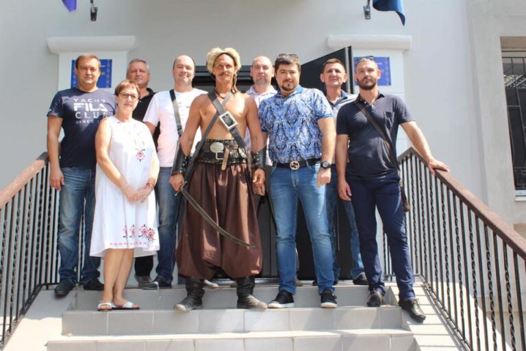 Казак из Запорожья, который разрубал огурец на руке Зеленского, идет в политику (ФОТО)