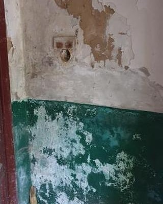В Запорожской области над головами горожан рушится жилой дом (ФОТО)