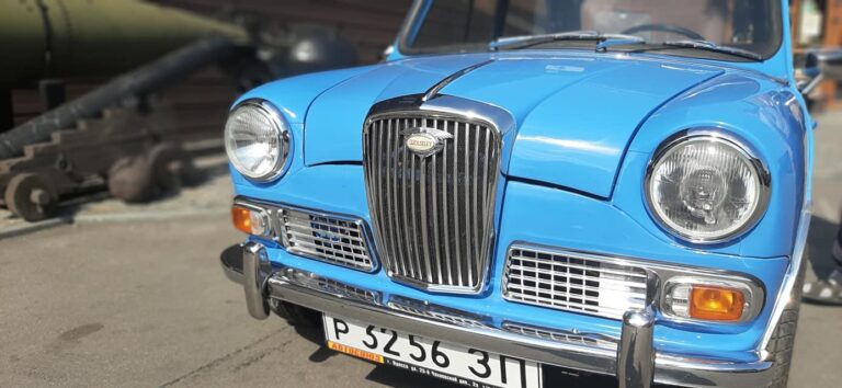 В Запорожье приехал редкий британский ретро-автомобиль (ВИДЕО-ФОТО)