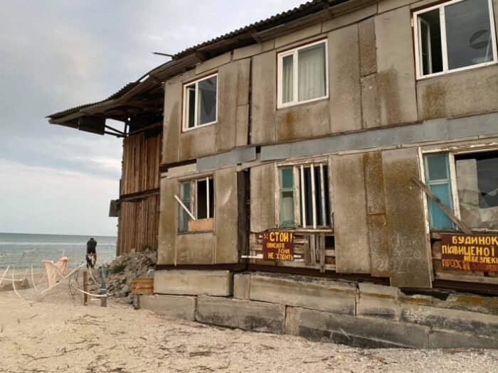 На запорожском курорте отдыхающие обнаружили на берегу моря странный дом (ФОТО)