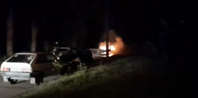 В Запорожье ночью во дворе дома сожгли Merсedes (ВИДЕО-ФОТО)
