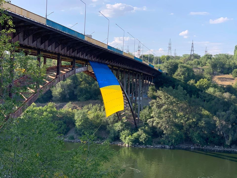В Запорожье на мосту вывесили гигантский флаг (ФОТОФАКТ)